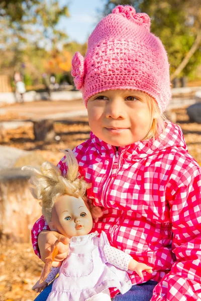 Dziewczyna z lalką — Zdjęcie stockowe