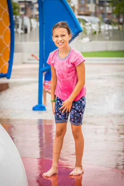 Menina em um parque infantil — Fotografia de Stock