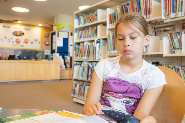 Chica en una biblioteca Imagen De Stock