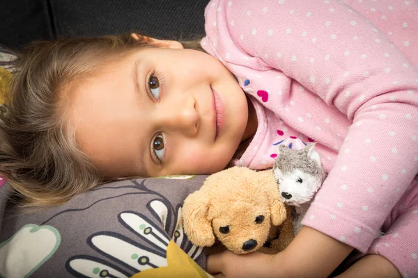 어린 소녀와 그녀의 장난감 — 스톡 사진