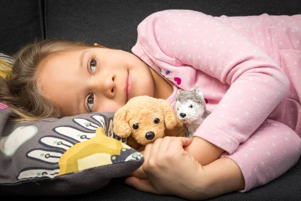 Ung flicka med hennes leksaker — Stockfoto