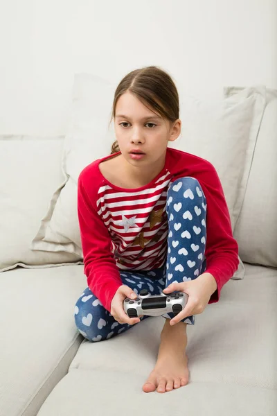 Κορίτσι παίζει βιντεοπαιχνίδι Royalty Free Εικόνες Αρχείου