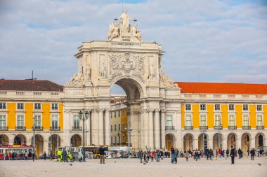 Lizbon, Portekiz. 4 Ocak 2019: Rua Augusta Zafer Kemeri Portekiz 'in Lizbon şehrinin tarihi merkezinde. Sokakta yürüyen insanlar. Bulutlu mavi gökyüzü.
