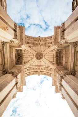Rua Augusta Zafer Kemeri 'nin ayrıntıları Portekiz' in Lizbon şehrinin tarihi merkezinde. Bulutlu mavi gökyüzü. Yoldan perspektif.