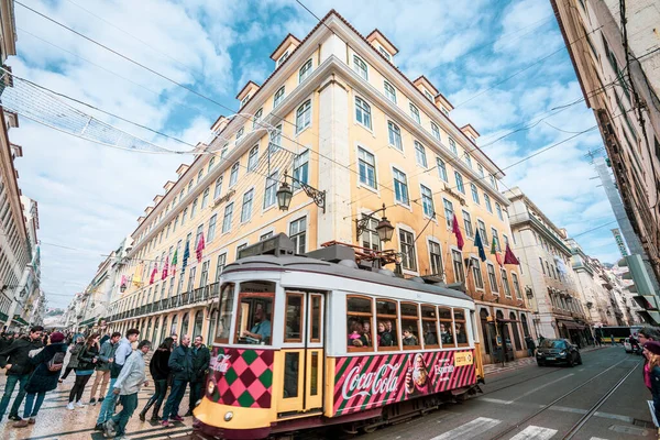 Дорожный Переход Историческом Центре Лиссабона Португалии Красный Трамвай Люди Идущие — стоковое фото