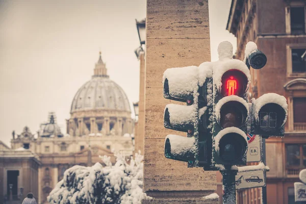 Trafikljus Täckt Med Snö Extraordinärt Klimatevenemang Rom Italien Kupolen Peter — Stockfoto