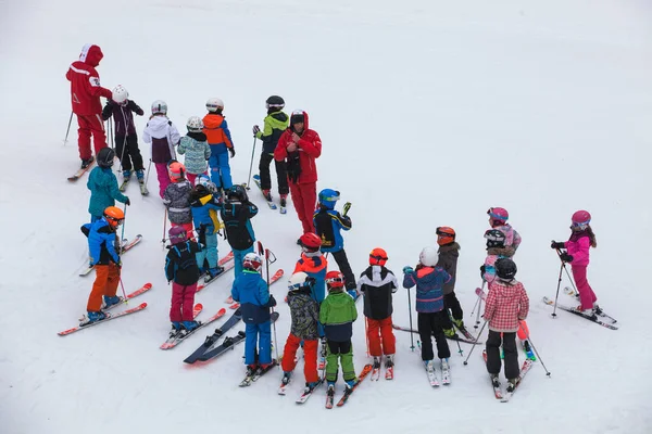 CHAMONIX, FRANSA. 13 Mart 2018: Fransa 'da Chamonix' de çok sayıda çocukla kayak okulu. Kayak hocasıyla yeni başlayanlar grubu. Karla kaplı kar tarlasında.