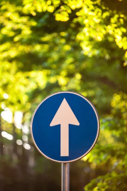 İtalya 'nın Ferrara şehrinin tarihi merkezi. Birçok insan sokakta, uzaklarda, arka planda, tarihi bir binanın zaferinin kulesinde yürüyor..