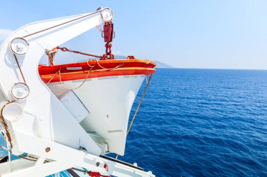 Turizm gemisi, İtalya 'daki Piombino' dan Fransa 'daki Bastia' ya feribot. Cankurtaran botunun ayrıntıları, açık denizde, koyu mavi renkte..