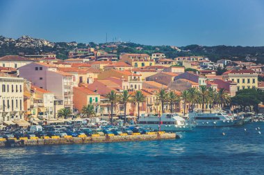 La Maddalena, İtalya. 08 Ağustos 2018: La Maddalena Limanı, İtalya. Adanın güney kesimindeki rıhtım boyunca tekneler, turistler ve arabalar.