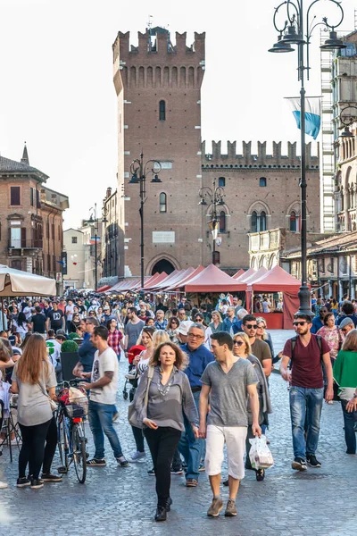 Historisch Centrum Van Stad Ferrara Italië Veel Mensen Lopen Straat — Stockfoto