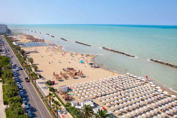 Playa Costa Adriática Con Multitud Sombrillas Tumbonas Veraneantes Montesilvano Región — Foto de Stock