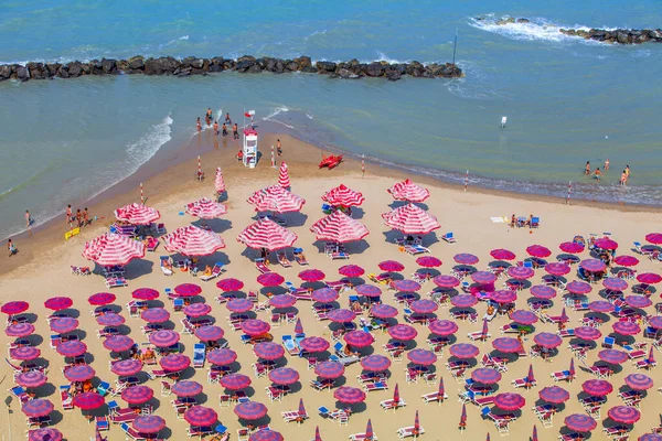 Пляж Адриатическое Побережье Множеством Пляжных Зонтиков Шезлонгов Отдыхающих Монтесильвано Итальянском — стоковое фото