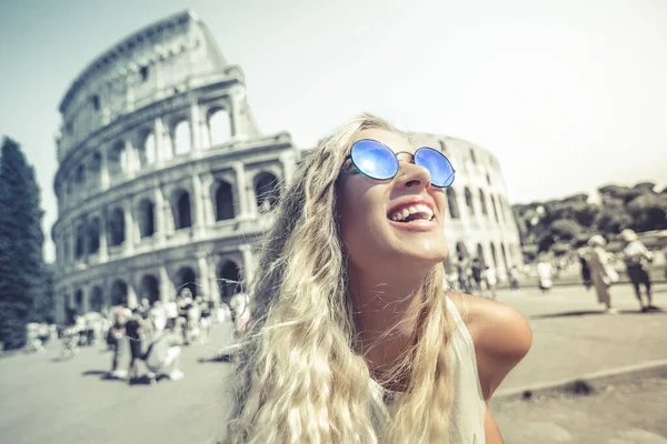 Fijne Vakantie Rome Lachend Jong Blond Voor Het Colosseum Rome — Stockfoto