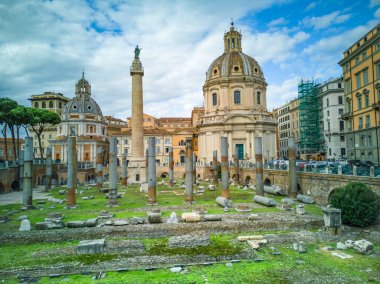 Trajan Forumunda ve Trajan Sütununda Meryem 'in Kutsal Kilisesi. Roma, İtalya 'da Roma İmparatoru Trajan' ın anısına zafer sütunları..