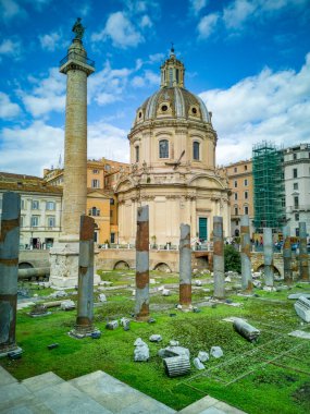 Trajan Forumunda ve Trajan Sütununda Meryem 'in Kutsal Kilisesi. Roma, İtalya 'da Roma İmparatoru Trajan' ın anısına zafer sütunları..