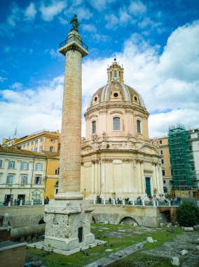Trajan Forumunda ve Trajan Sütununda Meryem 'in Kutsal Kilisesi. Roma, İtalya 'da Roma İmparatoru Trajan' ın anısına zafer sütunları..