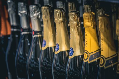 Roma / İtalya. 5 Aralık 2018: Roma 'da bir MA süpermarketinde şarap şişeleri serisi olan bir şarap dükkanı. Bir dizi şarap şişesinin ayrıntıları. Spumante. 