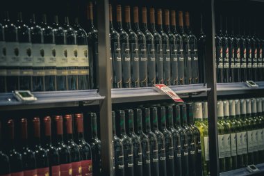 İtalya 'da bir MA süpermarketinin raflarında çeşitli şarap şişeleri sergileniyor..