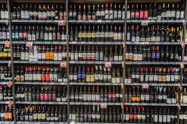 İtalya 'da bir MA süpermarketinin raflarında çeşitli şarap şişeleri sergileniyor..