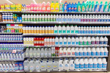 Roma / İtalya. 5 Aralık 2018: Roma 'da bir MA süpermarketinde rafların ve ürün ürünlerinin bulunduğu sokaklar. Ev temizlik deterjanı, amonyak, çamaşır suyu, alkol. Yeni mağazada raflar dolu.