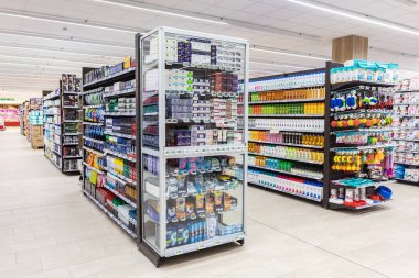Roma, İtalya. 5 Aralık 2018: İtalya 'da bir MA süpermarketinin raflarında farklı doğa, kişisel bakım ve hijyen ürünleri rafa kaldırma.