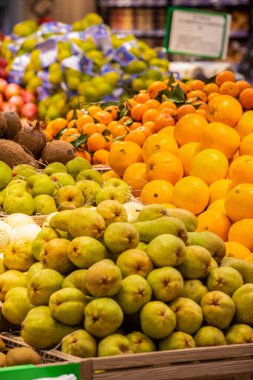 Roma 'daki bir süpermarkette sayısız meyve çeşitleriyle meyve ve sebze reyonu. Büyük bir alanda meyve ve sebze sandıkları..