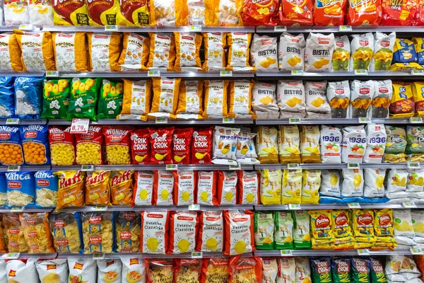 Farklı doğadan ürünlerle rafa kaldırılmış, İtalya 'da bir süpermarketin içindeki raflarda çeşitli yiyecekler sergileniyor. Atıştırmalıklar