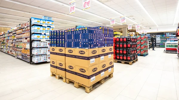 Roma, İtalya. 5 Aralık 2018: Roma 'da bir MA süpermarketinde rafların ve ürün ürünlerinin bulunduğu sokaklar. Paketlenmiş gıdaların çeşitliliği. Raflar dolu ve düzenli..