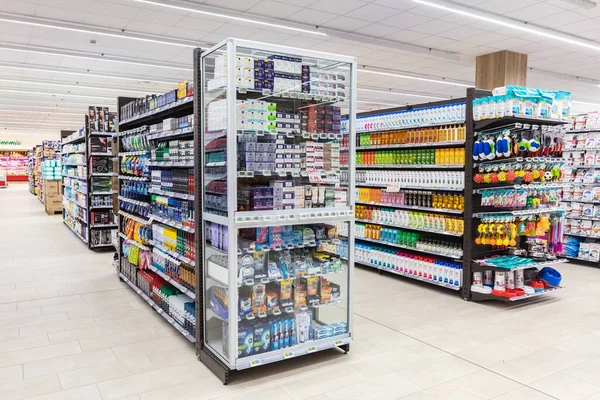 Roma, İtalya. 5 Aralık 2018: İtalya 'da bir MA süpermarketinin raflarında farklı doğa, kişisel bakım ve hijyen ürünleri rafa kaldırma.