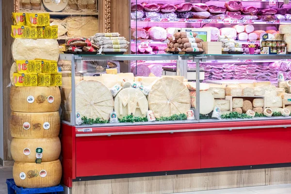Gastronomi Roma Bir Süpermarketinde Peynir Bölümü Talyan Peynirlerinin Çeşitleri Farklı — Stok fotoğraf