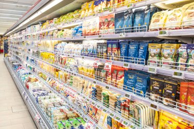 Farklı doğadan ürünlerle rafa kaldırılmış, İtalya 'da bir MA süpermarketinin raflarında çeşitli yiyecekler sergileniyor. Yiyecek ve süt ürünleri olan buzdolabı..