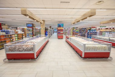 Roma 'da bir MA süpermarketinde soğutma ürünleri bölümü ürünleri. İçinde et ürünleri olan buzdolabı..