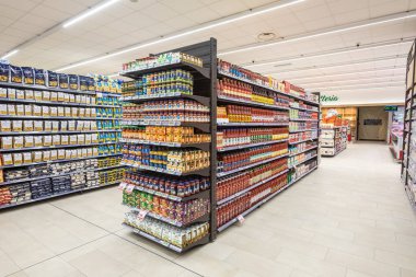 İtalya 'da bir MA süpermarketinin içinde eşya ürünleri olan raflar. Farklı reçeller ve makarna çeşitleri. Raflar dolu ve düzenli..