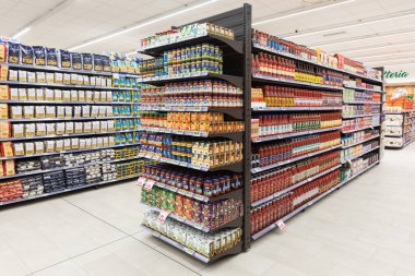İtalya 'da bir MA süpermarketinin içinde eşya ürünleri olan raflar. Farklı reçeller ve makarna çeşitleri. Raflar dolu ve düzenli..