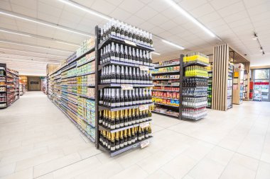 Farklı doğadan ürünlerle rafa kaldırılmış, İtalya 'da bir MA süpermarketinin raflarında çeşitli yiyecekler sergileniyor. Bira şişeleri..