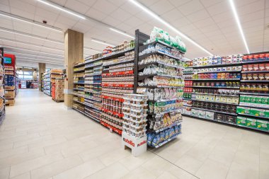 Farklı doğadan ürünlerle rafa kaldırılmış, İtalya 'da bir MA süpermarketinin raflarında çeşitli yiyecekler sergileniyor. Kahve ve çikolata paketleri..