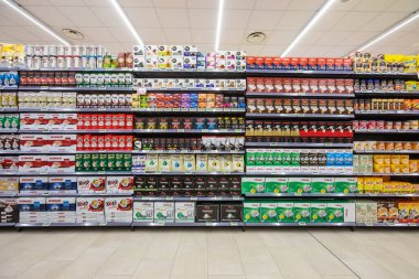 İtalya 'da bir MA süpermarketinin içinde eşya ürünleri olan raflar. Raflardan bir duvarda birkaç paket kahve. Ön görünüm, tam arkaplan. 