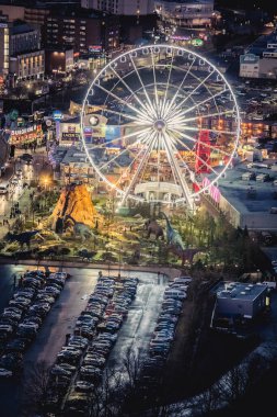 Niagara Şelalesi, Kanada. 28 Aralık 2018: Kanada 'daki Niagara Şelalesi' nde dönme dolabı olan lunaparkın hava görüntüsü. Gece lambaları. Skylon Kulesi 'nden görüntü.