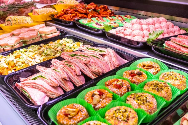 Tukang Daging Departemen Daging Beberapa Produk Ditampilkan Dalam Sebuah Showcase — Stok Foto