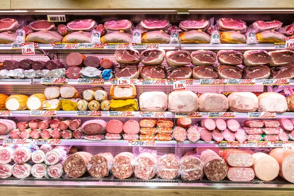 Roma, İtalya 'da. 2005 Aralık 2018: Roma 'da bir MA süpermarketinde, pişirilmiş etler, jambonlar ve İtalyan salamları sergileniyor. İtalyan kökenli ürünlerin geniş ve çeşitli gösterimi.