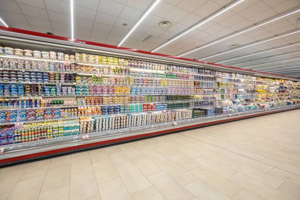 Regał Produktami Różnego Rodzaju Różnorodność Żywności Wyświetlane Półkach Supermarkecie Rzymie — Zdjęcie stockowe