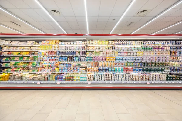 Regał Produktami Różnego Rodzaju Różnorodność Żywności Wyświetlane Półkach Supermarkecie Rzymie — Zdjęcie stockowe