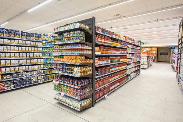 İtalya 'da bir MA süpermarketinin içinde eşya ürünleri olan raflar. Farklı reçeller ve makarna çeşitleri. Raflar dolu ve düzenli..