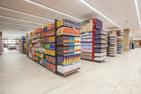 Farklı doğadan ürünlerle rafa kaldırılmış, İtalya 'da bir MA süpermarketinin raflarında çeşitli yiyecekler sergileniyor..