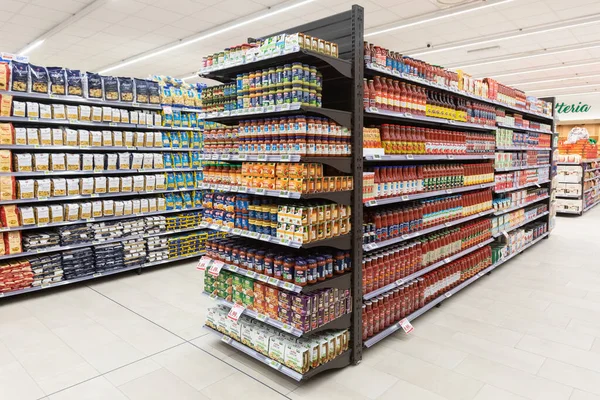 İtalya 'da bir MA süpermarketinin içinde eşya ürünleri olan raflar. Farklı reçeller ve makarna çeşitleri. Raflar dolu ve düzenli..