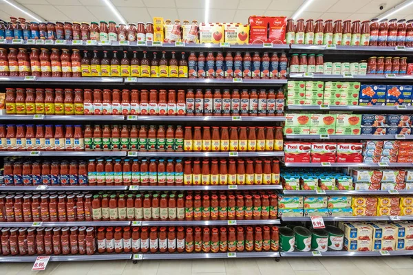 Carriles Estantes Con Productos Mercancías Dentro Supermercado Italia Roma Variedad —  Fotos de Stock