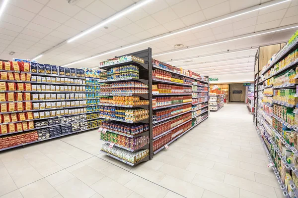 İtalya 'da bir MA süpermarketinin içinde eşya ürünleri olan raflar. Çeşitli konserve yiyecekler, makarna ve diğer konserve ürünler. Raflar dolu ve düzenli..