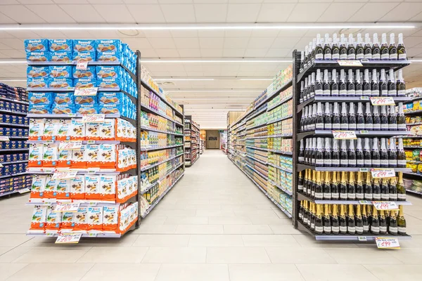 Talya Bir Süpermarketinin Içinde Eşya Ürünleri Olan Raflar Çeşitli Atıştırmalıklar — Stok fotoğraf