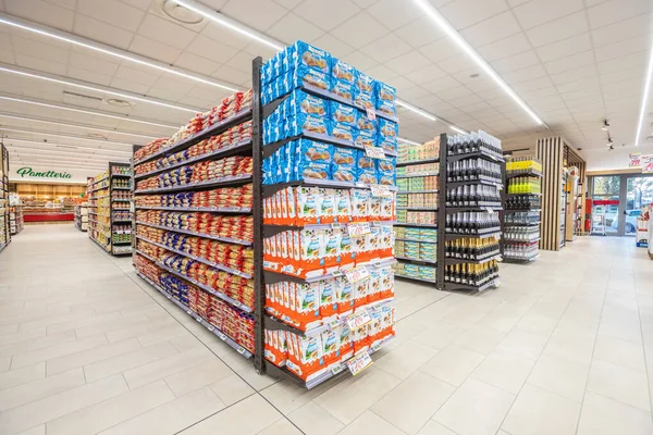 Farklı doğadan ürünlerle rafa kaldırılmış, İtalya 'da bir MA süpermarketinin raflarında çeşitli yiyecekler sergileniyor. Paket yemek, kahvaltı ve atıştırmalıklar..